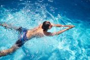 Mann schwimmt im Schwimmbad Mann schwimmt im Schwimmbad